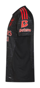Benfica 20242025 - Jersey alternate Benfica - Adidas Benfica - Liga Portugal - Copa de Portugal - Champions League - Diseño moderno - Detalles únicos - White - Red - Black - Gola redonda - Escudo del Benfica - Logo de Adidas - 50 anniversary - Historia del club - Identidad del club - Tecnologías innovadoras - Confort - Rendimiento.