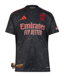 Benfica 20242025 - Jersey alternate Benfica - Adidas Benfica - Liga Portugal - Copa de Portugal - Champions League - Diseño moderno - Detalles únicos - White - Red - Black - Gola redonda - Escudo del Benfica - Logo de Adidas - 50 anniversary - Historia del club - Identidad del club - Tecnologías innovadoras - Confort - Rendimiento.