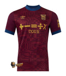 CamisetaIpswichTown-2024-25-IpswichTown-Futbol-PremierLeague-Burdeos-Blanco-Umbro-Diseno-Temporada-Camisetavisitante-Club-Estadio-Jugadores-Moda-Estilo-Comprar-