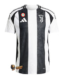 CamisetaJuventus2024-25-Camisetadefutbol-Juventus-Adidas-SerieA-ChampionsLeague-Futbol-Camisetatitular-Blanco-Negro-Camisola-Tradicional-Riscas-Logotipo-Emblema