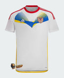 Venezuela 2024/2025 - Jersey alternate Venezuela - Adidas Venezuela - White - Diseño bandera nacional - World Cup Qualifiers - Yellow - Blue - Red - Tres rayas de Adidas - Gola red - Escudo de la Federación Venezolana - Identidad - Orgullo nacional - Tecnologías innovadoras - Confort - Rendimiento.