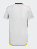 Venezuela 2024/2025 - Jersey alternate Venezuela - Adidas Venezuela - White - Diseño bandera nacional - World Cup Qualifiers - Yellow - Blue - Red - Tres rayas de Adidas - Gola red - Escudo de la Federación Venezolana - Identidad - Orgullo nacional - Tecnologías innovadoras - Confort - Rendimiento.