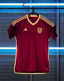 Venezuela 2024/2025 - Jersey Venezuela - Uniform home Venezuela - Adidas Venezuela - Red vibrante - World Cup Qualifiers - Blue - White - Gola redonda - Tres rayas de Adidas - Pasión - Espíritu competitivo - Identidad - Tecnologías innovadoras - Confort - Rendimiento.