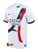 El -uniform 2- del -PSG- for la -temporada 2024-25- destaca por su -diseño innovador- and -elegante-. La -jersey white- presenta -detalles in blue navy- and -red-, with un -patrón geométrico- in la parte frontal. El -escudo del PSG- se ubica in el -pecho-, junto al -logotipo de Nike-. Fabricada with -tecnología Dri-FIT- for -comodidad- and -rendimiento-.