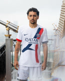 El -uniform 2- del -PSG- for la -temporada 2024-25- destaca por su -diseño innovador- and -elegante-. La -jersey white- presenta -detalles in blue navy- and -red-, with un -patrón geométrico- in la parte frontal. El -escudo del PSG- se ubica in el -pecho-, junto al -logotipo de Nike-. Fabricada with -tecnología Dri-FIT- for -comodidad- and -rendimiento-.