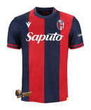 Bologna - 2024-25 - Bologna - Fútbol - Serie A - Champions League - Macron - Diseño - Temporada - Jersey home - Club - Estadio - Jugadores - Moda - Estilo - Comprar - Jerseys de fútbol - Venta - Última colección - Moda deportiva