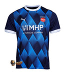 Heidenheim - 2024/2025 - Jersey Heidenheim - Uniform Heidenheim - Puma Heidenheim - Diseño moderno - Blue - Gray - White - Red - Bundesliga - Copa de Germany - Away kit - Patrón gráfico - Identidad del club - Gola redonda - Escudo del club - Logo de Puma - Tecnologías innovadoras - Confort - Rendimiento.