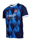 Heidenheim - 2024/2025 - Jersey Heidenheim - Uniform Heidenheim - Puma Heidenheim - Diseño moderno - Blue - Gray - White - Red - Bundesliga - Copa de Germany - Away kit - Patrón gráfico - Identidad del club - Gola redonda - Escudo del club - Logo de Puma - Tecnologías innovadoras - Confort - Rendimiento.