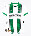 Borussia Mönchengladbach - 2024-2025 - Jersey Borussia Mönchengladbach - Uniform Borussia Mönchengladbach - Puma Borussia Mönchengladbach - Diseño moderno - Black - White - Green - Red - Bundesliga - Copa de Germany - Champions League - Away kit - Patrón gráfico - Identidad del club - Gola redonda - Escudo del club - Logo de Puma - Sponsor Postbank - Tecnologías innovadoras - Confort - Rendimiento.