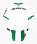 Borussia Mönchengladbach - 2024-2025 - Jersey Borussia Mönchengladbach - Uniform Borussia Mönchengladbach - Puma Borussia Mönchengladbach - Diseño moderno - Black - White - Green - Red - Bundesliga - Copa de Germany - Champions League - Away kit - Patrón gráfico - Identidad del club - Gola redonda - Escudo del club - Logo de Puma - Sponsor Postbank - Tecnologías innovadoras - Confort - Rendimiento.