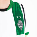 Borussia Mönchengladbach - 2024-2025 - Jersey Borussia Mönchengladbach - Uniform Borussia Mönchengladbach - Puma Borussia Mönchengladbach - Diseño moderno - Black - White - Green - Red - Bundesliga - Copa de Germany - Champions League - Away kit - Patrón gráfico - Identidad del club - Gola redonda - Escudo del club - Logo de Puma - Sponsor Postbank - Tecnologías innovadoras - Confort - Rendimiento.
