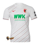 FC Augsburg - 2024/2025 - Jersey FC Augsburg - Jersey home FC Augsburg - Uniform FC Augsburg - Mizuno FC Augsburg - Diseño clásico - Red and white - Rayas verticales - Bundesliga - Copa de Germany - Gola redonda - Escudo del club - Logo de Mizuno - Sponsor WWK - Tecnologías innovadoras - Confort - Rendimiento.