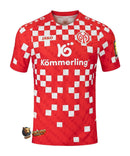 Mainz 05 - 2024/2025 - Jersey Mainz 05 - Jersey home Mainz 05 - Uniform Mainz 05 - Jako Mainz 05 - Diseño clásico - White and red - Rayas verticales - Bundesliga - Copa de Germany - Gola redonda - Escudo del club - Logo de Jako - Sponsor Kömmerling - Tecnologías innovadoras - Confort - Rendimiento.