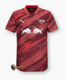 RB Leipzig - 2024/2025 - Jersey RB Leipzig - Uniform suplente RB Leipzig - Puma RB Leipzig - Diseño moderno - Red - Bundesliga - Competiciones europeas - Patrón gráfico - Cultura de Leipzig - Gola redonda - Escudo del club - Logo de Puma - Sponsor Red Bull - Tecnologías avanzadas - Rendimiento - Comodidad - Pasión - Energía.