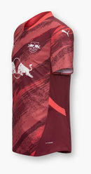 RB Leipzig - 2024/2025 - Jersey RB Leipzig - Uniform suplente RB Leipzig - Puma RB Leipzig - Diseño moderno - Red - Bundesliga - Competiciones europeas - Patrón gráfico - Cultura de Leipzig - Gola redonda - Escudo del club - Logo de Puma - Sponsor Red Bull - Tecnologías avanzadas - Rendimiento - Comodidad - Pasión - Energía.