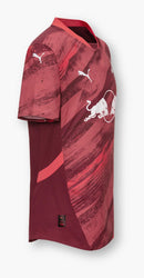 RB Leipzig - 2024/2025 - Jersey RB Leipzig - Uniform suplente RB Leipzig - Puma RB Leipzig - Diseño moderno - Red - Bundesliga - Competiciones europeas - Patrón gráfico - Cultura de Leipzig - Gola redonda - Escudo del club - Logo de Puma - Sponsor Red Bull - Tecnologías avanzadas - Rendimiento - Comodidad - Pasión - Energía.