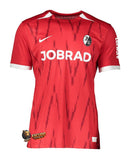 SC Freiburg - 2024/2025 - Jersey Freiburg - Uniform Freiburg - Nike Freiburg - Diseño moderno - Red - White - Black - Bundesliga - Copa de Germany - Patrón gráfico - Identidad del club - Gola redonda - Escudo del club - Logo de Nike - Sponsor Schwarzwald-Baar Klinikum - Tecnologías innovadoras - Confort - Rendimiento.
