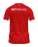 SC Freiburg - 2024/2025 - Jersey Freiburg - Uniform Freiburg - Nike Freiburg - Diseño moderno - Red - White - Black - Bundesliga - Copa de Germany - Patrón gráfico - Identidad del club - Gola redonda - Escudo del club - Logo de Nike - Sponsor Schwarzwald-Baar Klinikum - Tecnologías innovadoras - Confort - Rendimiento.