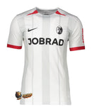 SC Freiburg - 2024/2025 - Jersey Freiburg - Uniform Freiburg - Nike Freiburg - Diseño moderno - White - Gray - Red - Black - Bundesliga - Copa de Germany - Patrón gráfico - Identidad del club - Gola redonda - Escudo del club - Logo de Nike - Sponsor Schwarzwald-Baar Klinikum - Tecnologías innovadoras - Confort - Rendimiento.