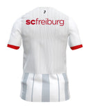 SC Freiburg - 2024/2025 - Jersey Freiburg - Uniform Freiburg - Nike Freiburg - Diseño moderno - White - Gray - Red - Black - Bundesliga - Copa de Germany - Patrón gráfico - Identidad del club - Gola redonda - Escudo del club - Logo de Nike - Sponsor Schwarzwald-Baar Klinikum - Tecnologías innovadoras - Confort - Rendimiento.