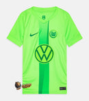 Wolfsburg - 2024/2025 - Jersey Wolfsburg - Jersey home Wolfsburg - Uniform Wolfsburg - Nike Wolfsburg - Diseño clásico - Green and white - Rayas verticales - Bundesliga - Copa de Germany - Gola redonda - Escudo del club - Logo de Nike - Sponsor Volkswagen - Tecnologías innovadoras - Confort - Rendimiento.