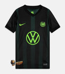 Wolfsburg - 2024/2025 - Jersey Wolfsburg - Jersey suplente Wolfsburg - Uniform Wolfsburg - Nike Wolfsburg - Diseño moderno - Black and white - Detalles geométricos - Bundesliga - Copa de Germany - Gola in V - Escudo del club - Logo de Nike - Innovación - Identidad - Tecnologías avanzadas - Rendimiento - Comodidad.