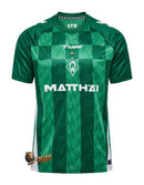 Werder Bremen - 2024/2025 - Jersey Werder Bremen - Uniform home Werder Bremen - Hummel Werder Bremen - Diseño clásico - Green and white - Detalles actuales - Bundesliga - Competición de fútbol - Gola in V - Escudo del club - Logo de Hummel - Tecnología avanzada - Rendimiento - Confort - Historia - Modernidad.