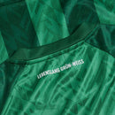 Werder Bremen - 2024/2025 - Jersey Werder Bremen - Uniform home Werder Bremen - Hummel Werder Bremen - Diseño clásico - Green and white - Detalles actuales - Bundesliga - Competición de fútbol - Gola in V - Escudo del club - Logo de Hummel - Tecnología avanzada - Rendimiento - Confort - Historia - Modernidad.