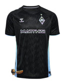 Werder Bremen - 2024/2025 - Jersey Werder Bremen - Uniform alternate Werder Bremen - Hummel Werder Bremen - Diseño moderno - Black - Green - Yellow - Bundesliga - Copa de Germany - Patrón gráfico abstracto - Identidad del club - Gola redonda - Escudo del club - Logo de Hummel - Sponsor WIESENHOF - Tecnologías innovadoras - Confort - Rendimiento.