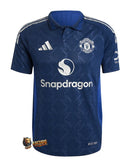 Manchester United - 2024/2025 - Jersey Manchester United - Uniform alternate Manchester United - Adidas Manchester United - Diseño innovador - Premier League - Competiciones europeas - Gola distintiva - Escudo del club - Logo de Adidas - Sponsor - Pasión - Compromiso - Tecnologías de vanguardia - Rendimiento - Comodidad - Excelencia.
