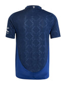 Manchester United - 2024/2025 - Jersey Manchester United - Uniform alternate Manchester United - Adidas Manchester United - Diseño innovador - Premier League - Competiciones europeas - Gola distintiva - Escudo del club - Logo de Adidas - Sponsor - Pasión - Compromiso - Tecnologías de vanguardia - Rendimiento - Comodidad - Excelencia.