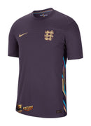 England - 2024/2025 - Jersey England - Uniform reserva England - Nike England - Diseño clásico - Red and white - Euro - Nations League - Qualifiers de la World Cup - Gola elegante - Escudo de los tres leones - Logo de Nike - Sponsor principal - Tradición - Innovación - Tecnologías avanzadas - Rendimiento - Comodidad.