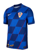 Croatia - 2024/2025 - Jersey Croatia - Uniform alternate Croatia - Nike Croatia - Diseño moderno - Blue and white - Euro - Nations League - Qualifiers World Cup - Patrón de ondas - Mar Adriático - Gola redonda - Escudo ajedrezado de Croatia - Swoosh de Nike - Pants blue - Socks blancos - Naturaleza - Identidad - Tecnologías innovadoras - Confort - Rendimiento.