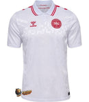 Denmark - 2024/2025 - Jersey Denmark - Uniform alternate Denmark - Hummel Denmark - Diseño moderno - White and red - Euro - Nations League - Qualifiers World Cup - Patrón pixelado - Jacquard - Gola polo - Escudo Federación Danesa de Fútbol - Logo de Hummel - Pants red - Socks blancos - Historia - Identidad - Tecnologías innovadoras - Confort - Rendimiento.