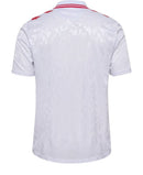 Denmark - 2024/2025 - Jersey Denmark - Uniform alternate Denmark - Hummel Denmark - Diseño moderno - White and red - Euro - Nations League - Qualifiers World Cup - Patrón pixelado - Jacquard - Gola polo - Escudo Federación Danesa de Fútbol - Logo de Hummel - Pants red - Socks blancos - Historia - Identidad - Tecnologías innovadoras - Confort - Rendimiento.