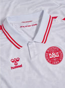 Denmark - 2024/2025 - Jersey Denmark - Uniform alternate Denmark - Hummel Denmark - Diseño moderno - White and red - Euro - Nations League - Qualifiers World Cup - Patrón pixelado - Jacquard - Gola polo - Escudo Federación Danesa de Fútbol - Logo de Hummel - Pants red - Socks blancos - Historia - Identidad - Tecnologías innovadoras - Confort - Rendimiento.