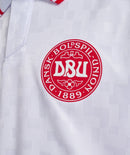 Denmark - 2024/2025 - Jersey Denmark - Uniform alternate Denmark - Hummel Denmark - Diseño moderno - White and red - Euro - Nations League - Qualifiers World Cup - Patrón pixelado - Jacquard - Gola polo - Escudo Federación Danesa de Fútbol - Logo de Hummel - Pants red - Socks blancos - Historia - Identidad - Tecnologías innovadoras - Confort - Rendimiento.