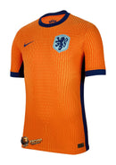 Netherlands - 2024/2025 - Jersey Netherlands - Uniform home Netherlands - Nike Netherlands - Diseño clásico - Orange and blue - Euro - Nations League - Qualifiers World Cup - Líneas diagonales - Gola redonda - Escudo león de Netherlands - Swoosh de Nike - Pants blue - Socks naranjas - Historia - Identidad - Tecnologías innovadoras - Confort - Rendimiento.
