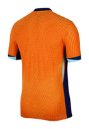 Netherlands - 2024/2025 - Jersey Netherlands - Uniform home Netherlands - Nike Netherlands - Diseño clásico - Orange and blue - Euro - Nations League - Qualifiers World Cup - Líneas diagonales - Gola redonda - Escudo león de Netherlands - Swoosh de Nike - Pants blue - Socks naranjas - Historia - Identidad - Tecnologías innovadoras - Confort - Rendimiento.