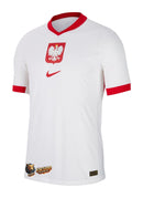 Poland - 2024/2025 - Jersey Poland - Uniform home Poland - Nike Poland - Diseño clásico - White and red - Euro - Nations League - Qualifiers World Cup - Escudo nacional - Patrones estilizados - Gola redonda - Pants rojos - Socks blancas - Tradición - Innovación - Identidad - Tecnologías innovadoras - Confort - Rendimiento.