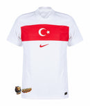 Turkey - 2024/2025 - Jersey Turkey - Uniform home Turkey - Nike Turkey - Diseño clásico - White and red - Euro - Nations League - Qualifiers World Cup - Luna and estrella - Bandera turca - Gola in V - Escudo de la selección turca - Swoosh de Nike - Pants white - Socks blancos - Historia - Identidad - Tecnologías innovadoras - Confort - Rendimiento.