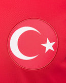Turkey - 2024/2025 - Jersey Turkey - Uniform alternate Turkey - Nike Turkey - Diseño moderno - Red - Euro - Nations League - Qualifiers World Cup - Al Sancak - Bandera Red - Nombre del país - Swoosh de Nike - Luna and estrella - Pants red - Socks rojos - Historia - Identidad - Tecnologías innovadoras - Confort - Rendimiento.