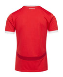 Austria 2024/2025 - Jersey Austria - Uniform home Austria - Puma Austria - Diseño clásico - Red - Euro - Nations League - Qualifiers World Cup - Escudo nacional - Detalles estilizados - Gola redonda - Pants blancos - Socks rojos - Tradición - Identidad - Tecnologías innovadoras - Confort - Rendimiento.