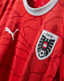 Austria 2024/2025 - Jersey Austria - Uniform home Austria - Puma Austria - Diseño clásico - Red - Euro - Nations League - Qualifiers World Cup - Escudo nacional - Detalles estilizados - Gola redonda - Pants blancos - Socks rojos - Tradición - Identidad - Tecnologías innovadoras - Confort - Rendimiento.