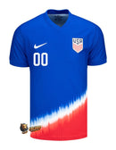 Usa 2024/2025 - Jersey Usa - Uniform alternate Usa - Nike Usa - Diseño moderno - Blue and red - Copa América - Nations League - CONCACAF - Historia de la selección - Blue royal - Franja diagonal white - Franja red - World Cup de 1950 - Victoria sobre England - Swoosh de Nike - Escudo de la USMNT - Pants rojos - Socks rojos - Identidad - Tecnologías innovadoras - Confort - Rendimiento.
