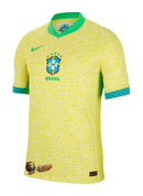 Brazil 2024/2025 - Jersey Brazil - Uniform home Brazil - Nike Brazil - Diseño clásico - Yellow - Green - Blue - Copa América - World Cup Qualifiers 2026 - Bandera nacional - Gola redonda - Escudo de la selección brasileña - Swoosh de Nike - Pants azules - Socks amarillas - Historia - Identidad - Tecnologías innovadoras - Confort - Rendimiento.