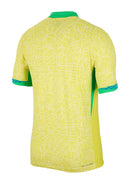 Brazil 2024/2025 - Jersey Brazil - Uniform home Brazil - Nike Brazil - Diseño clásico - Yellow - Green - Blue - Copa América - World Cup Qualifiers 2026 - Bandera nacional - Gola redonda - Escudo de la selección brasileña - Swoosh de Nike - Pants azules - Socks amarillas - Historia - Identidad - Tecnologías innovadoras - Confort - Rendimiento.
