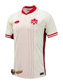 Canada 2024/2025 - Jersey Canada - Uniform alternate Canada - Nike Canada - Diseño moderno - White - Red - Copa América - Nations League - CONCACAF - Diversidad - Provincias - Territorios - Rayas verticales - Gola polo - Escudo de la Federación Canadiense - Pants rojos - Socks blancos - Identidad - Historia - Tecnologías innovadoras - Confort - Rendimiento.