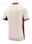 Canada 2024/2025 - Jersey Canada - Uniform alternate Canada - Nike Canada - Diseño moderno - White - Red - Copa América - Nations League - CONCACAF - Diversidad - Provincias - Territorios - Rayas verticales - Gola polo - Escudo de la Federación Canadiense - Pants rojos - Socks blancos - Identidad - Historia - Tecnologías innovadoras - Confort - Rendimiento.