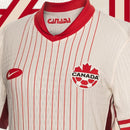 Canada 2024/2025 - Jersey Canada - Uniform alternate Canada - Nike Canada - Diseño moderno - White - Red - Copa América - Nations League - CONCACAF - Diversidad - Provincias - Territorios - Rayas verticales - Gola polo - Escudo de la Federación Canadiense - Pants rojos - Socks blancos - Identidad - Historia - Tecnologías innovadoras - Confort - Rendimiento.